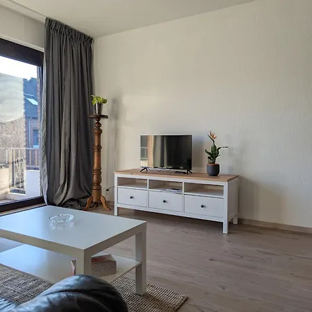 Helle In Apartment